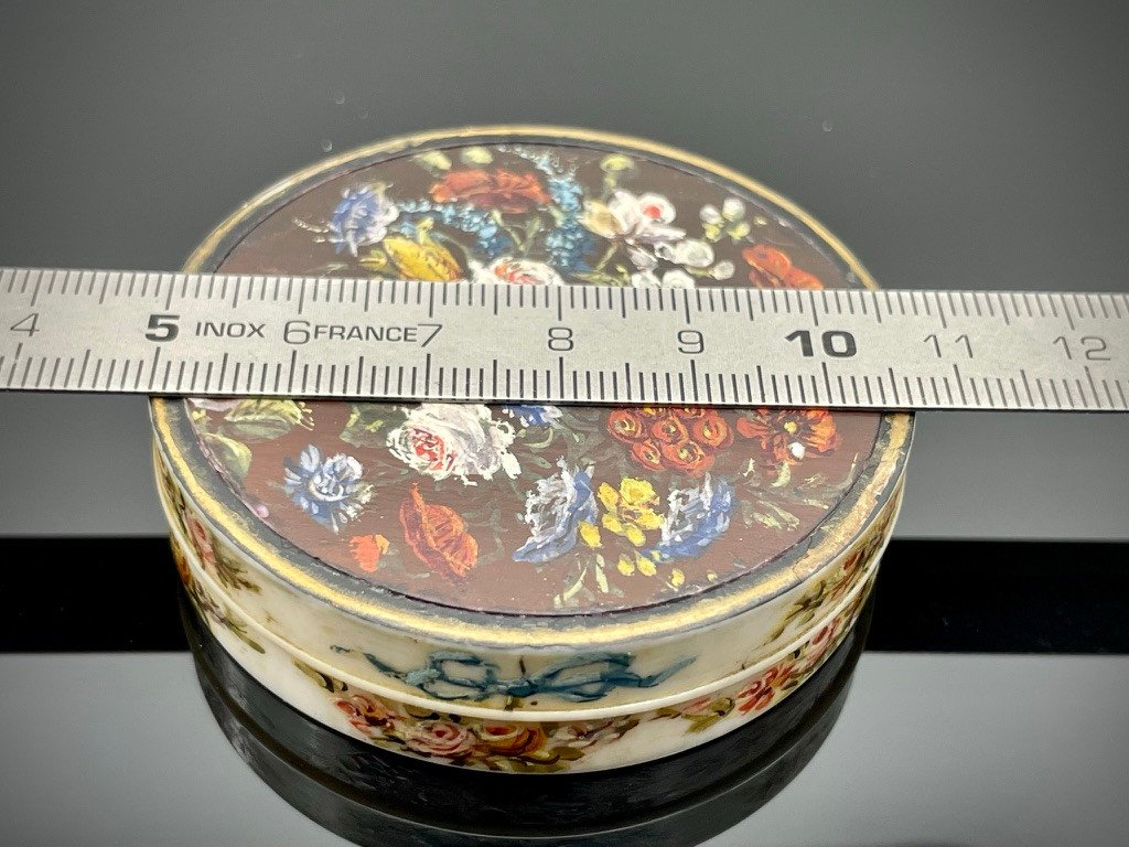 Boite à cosmétiques  début 19ème siècle peinte d'un vase de fleurs et de guirlandes-photo-5