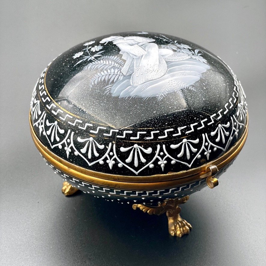 19th Century Bohemian Glass Jewelry Box Japanese Scene White Enamel In Relief-photo-4