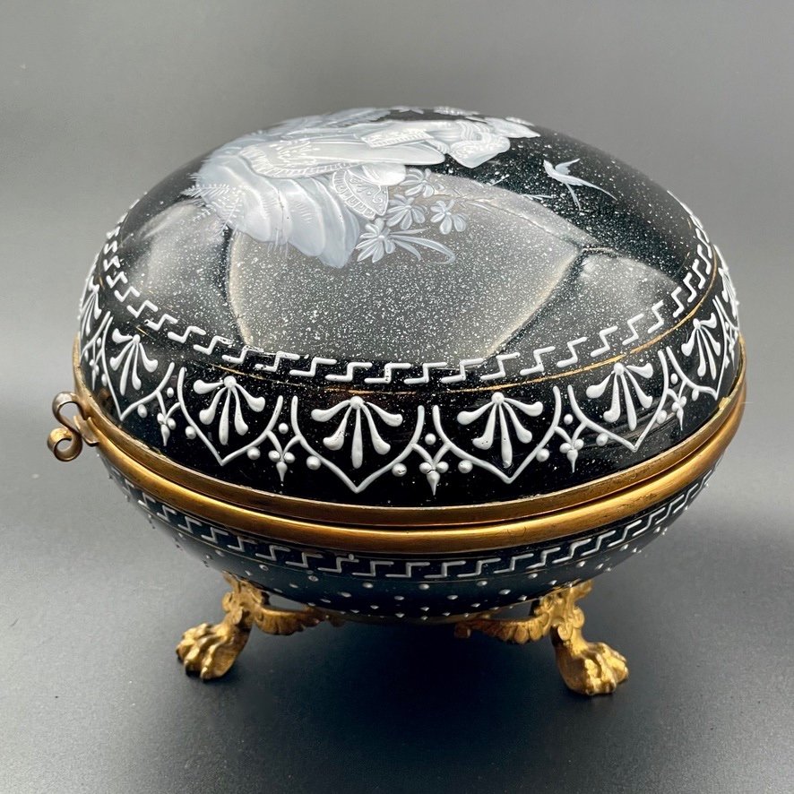 19th Century Bohemian Glass Jewelry Box Japanese Scene White Enamel In Relief-photo-2