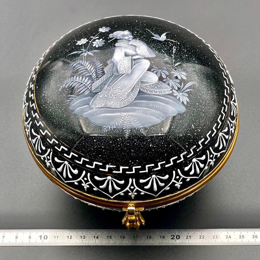 19th Century Bohemian Glass Jewelry Box Japanese Scene White Enamel In Relief-photo-7