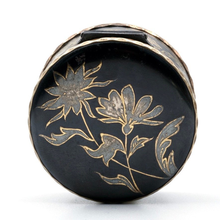 18th Century Box Lacquered Steel Decorated With Gold And Silver Flowers-photo-1