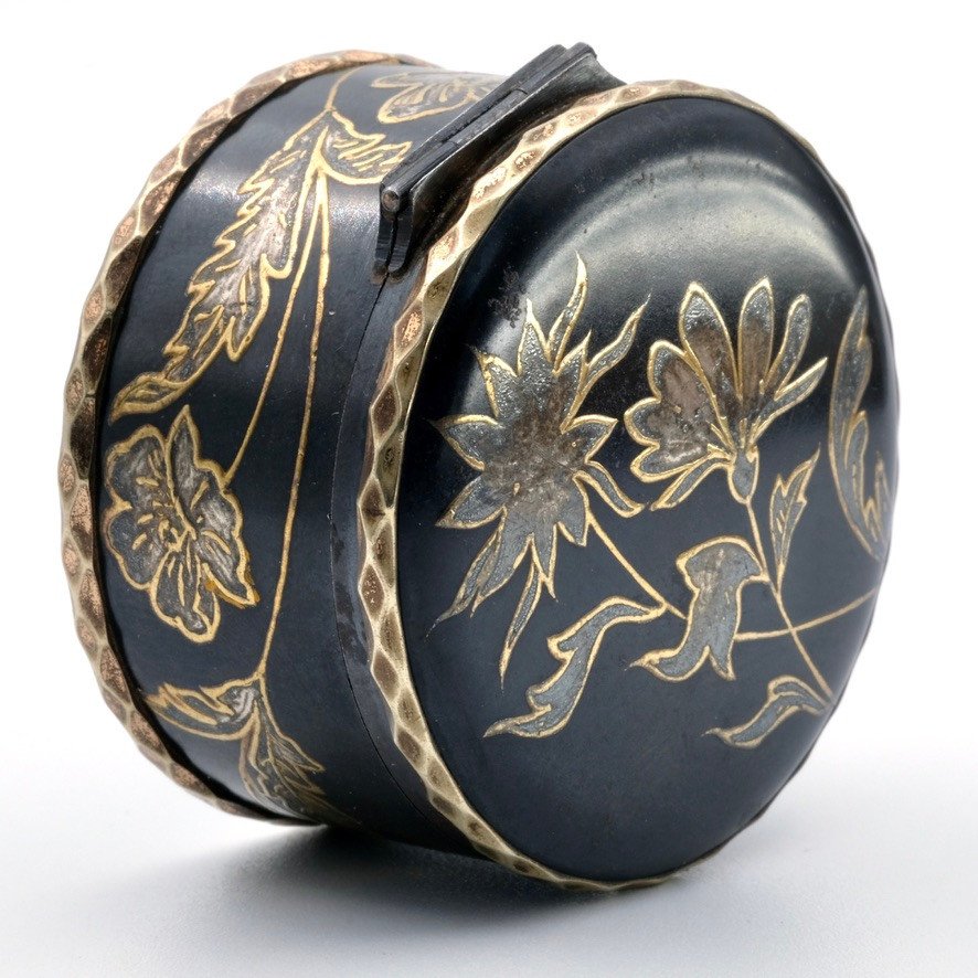 18th Century Box Lacquered Steel Decorated With Gold And Silver Flowers-photo-2