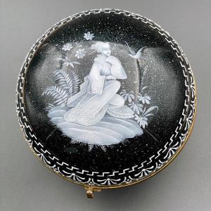 Boite à Bijoux 19ème En Verre De Bohème Scène Japonisante émail Blanc En Relief