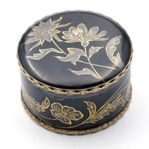 18th Century Box Lacquered Steel Decorated With Gold And Silver Flowers