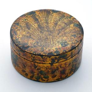 Louis XV Period Box, Martin Varnish, Shell And Flower Decoration On A Gold Background