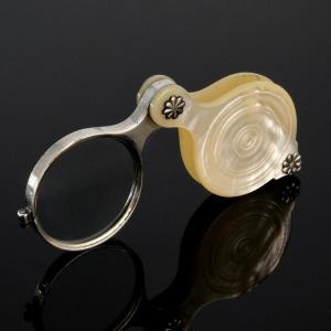 18th Century Round Mother-of-pearl And Silver Folding Reading Glasses