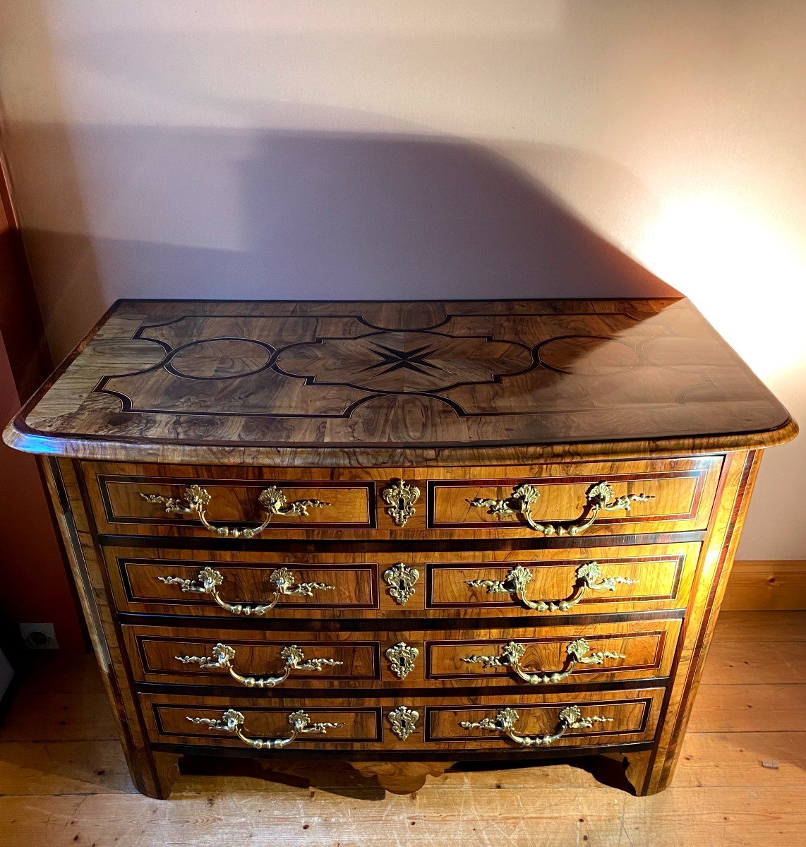 Commode En Marqueterie De Bois d'Olivier Début Du XVIIIème Siècle