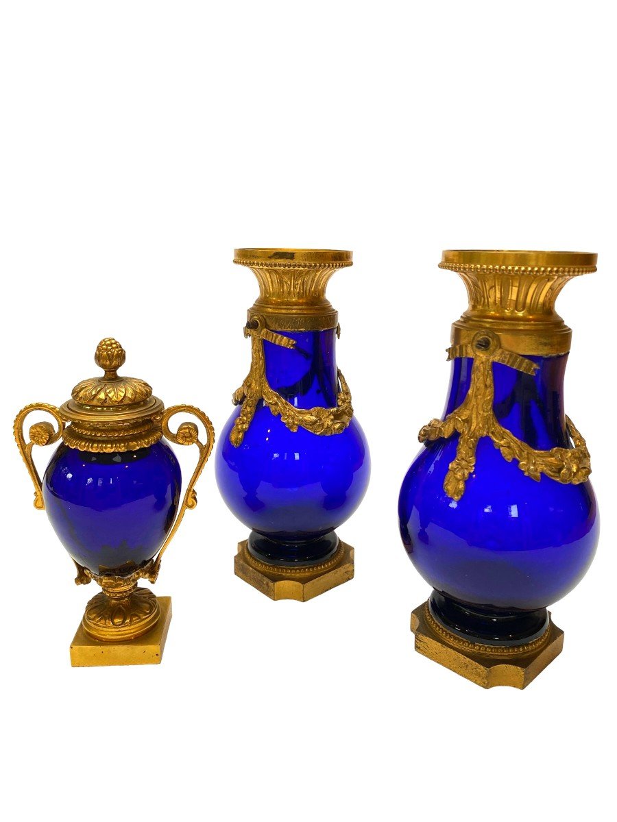 Three -piece Garniture 19th Century Vases In Gilt Bronze And Cobalt Blue Glass, Louis XVI Style-photo-3