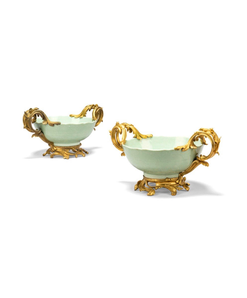 Une Paire De Vases En Porcelaine De Chine Céladon 18e, Montés En Bronze Dorés Du 19e Siècle