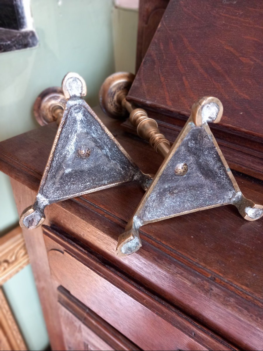 Pair Of 17th Century Bronze Candlesticks Triangular Base-photo-4