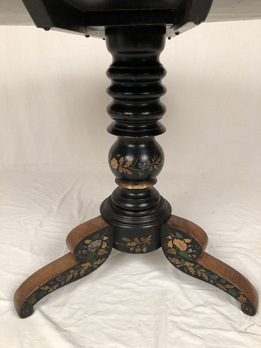 Large Tilting Pedestal Table, Black Lacquered Wood Decorated With Animated Oriental Landscape And Flowers, 19th Century-photo-4