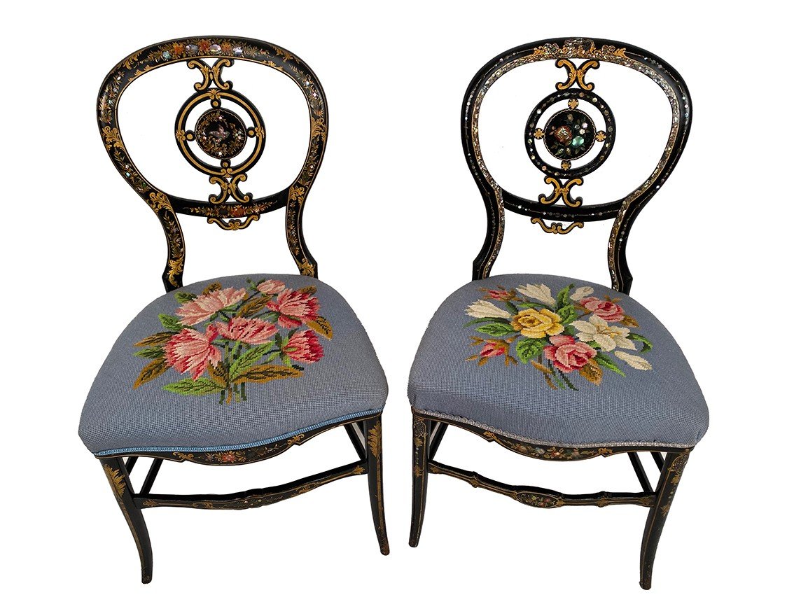 Fausse Paire De Chaises Napoléon III, Bois Laqué Noir à Décor Peint De Fleurs Et Burgauté-photo-2