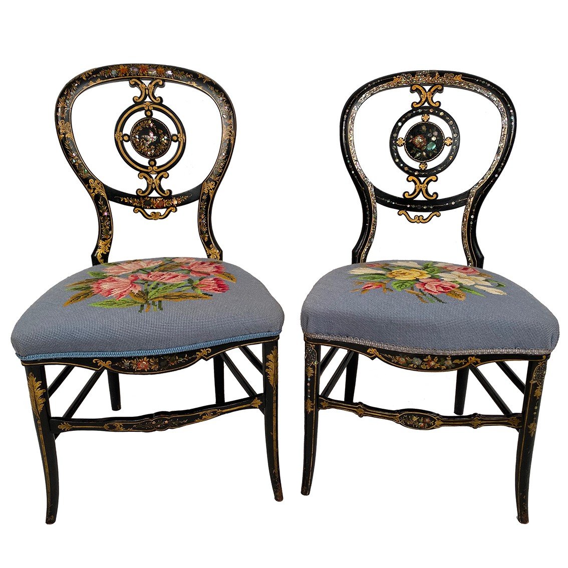 Fausse Paire De Chaises Napoléon III, Bois Laqué Noir à Décor Peint De Fleurs Et Burgauté