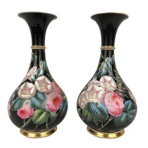 Paire De Vases Balustres En Porcelaine à Décor De Fleurs Sur Fond Noir, époque Napoléon III