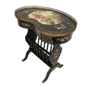 Small Kidney-shaped Table In Black Lacquered Wood And Rich Painted Decor, Forming A Magazine Rack. 