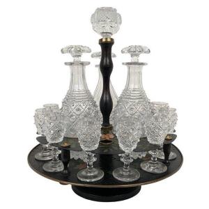 Liqueur Cabaret In 19th Century Painted Sheet Metal, Carafes And Glasses Attributed To The Cristallerie Du Creusot