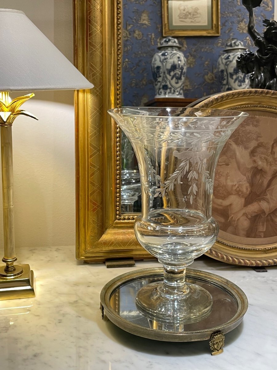 Vase En Verre Tulipe Soufflé à La Main Avec Des Décorations En Festons.