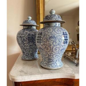 Paire De Vases Potiches En Porcelaine Blanc Et De Bleu