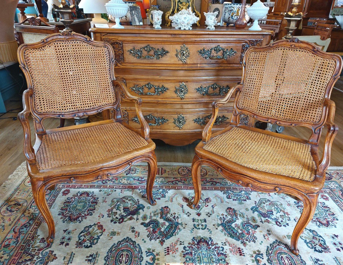 Paire De Fauteuils "à La Reine" De Style Louis XV