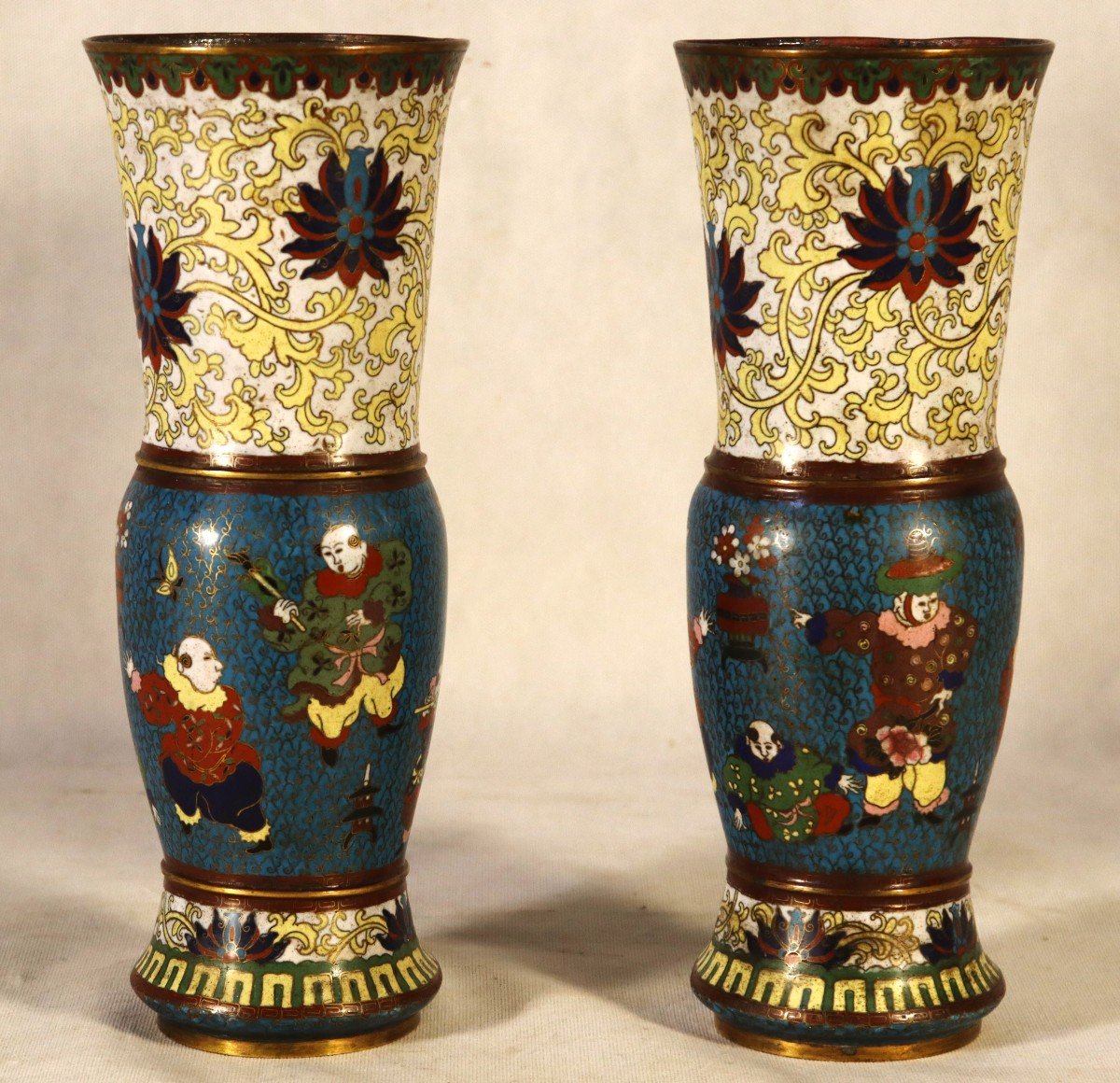 Art d'Asie XIXe, Paire De Vases En émaux Cloisonnés.