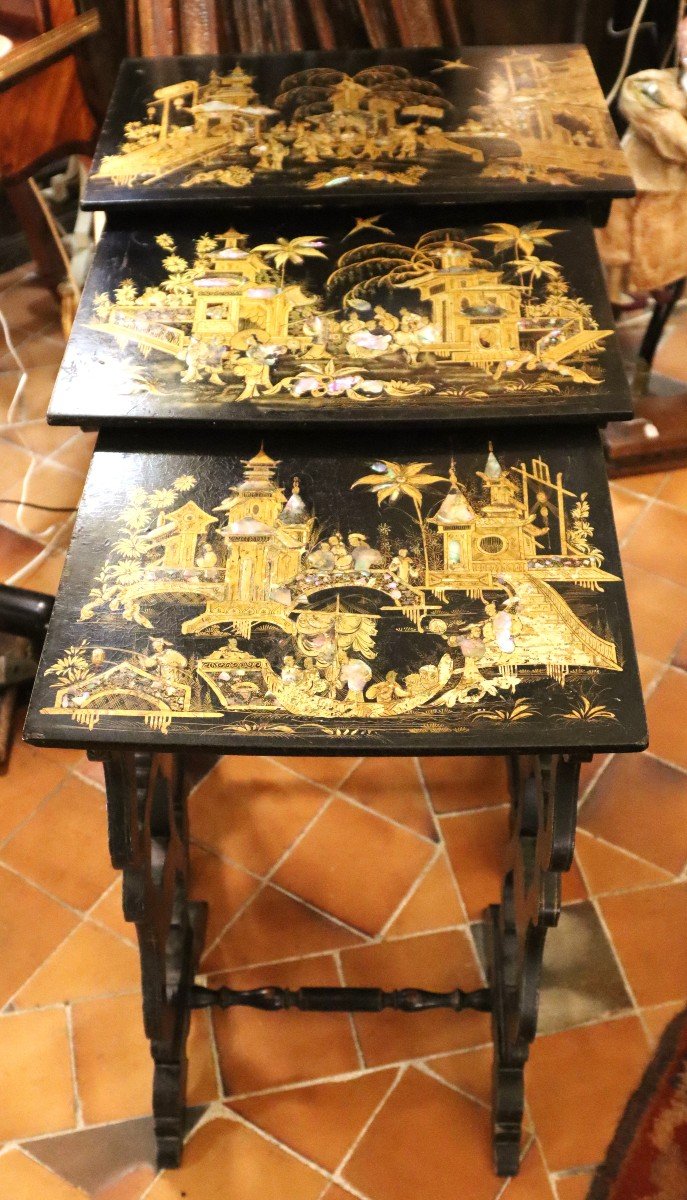 Ensemble De 3 Tables Gigogne En Bois Laqué, Feuille d'Or Et Nacre, XIXe