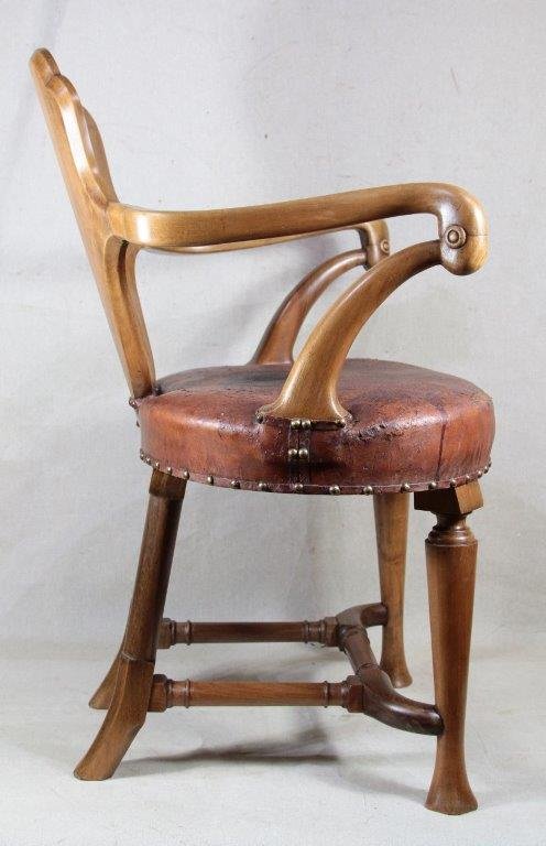 Antonio GAUDI (à la manière de )(1852-1926), fauteuil en noyer-photo-3