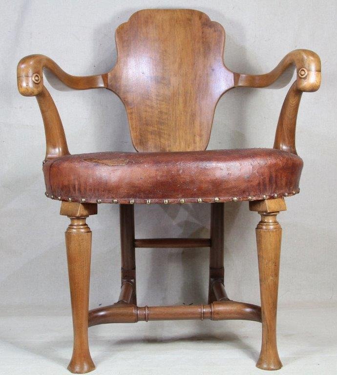 Antonio GAUDI (à la manière de )(1852-1926), fauteuil en noyer-photo-7