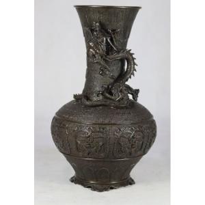 Japon Epoque Meiji (1868-1912), Vase En Bronze Au "dragon", signé