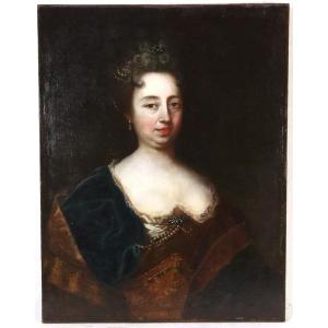 French School Early 18th Century, Hst Portrait "lady Of Quality".