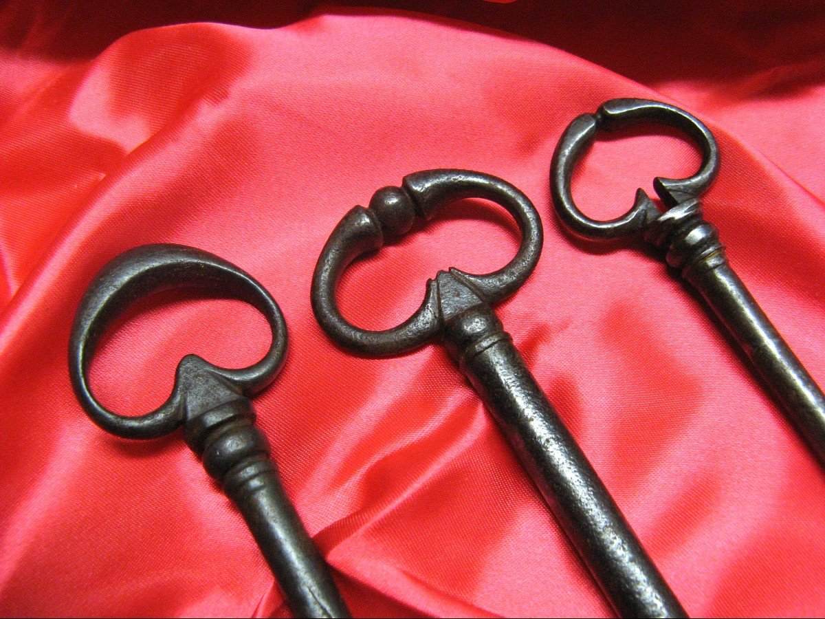 3 Wrought Iron Keys 17th/18th.-photo-2