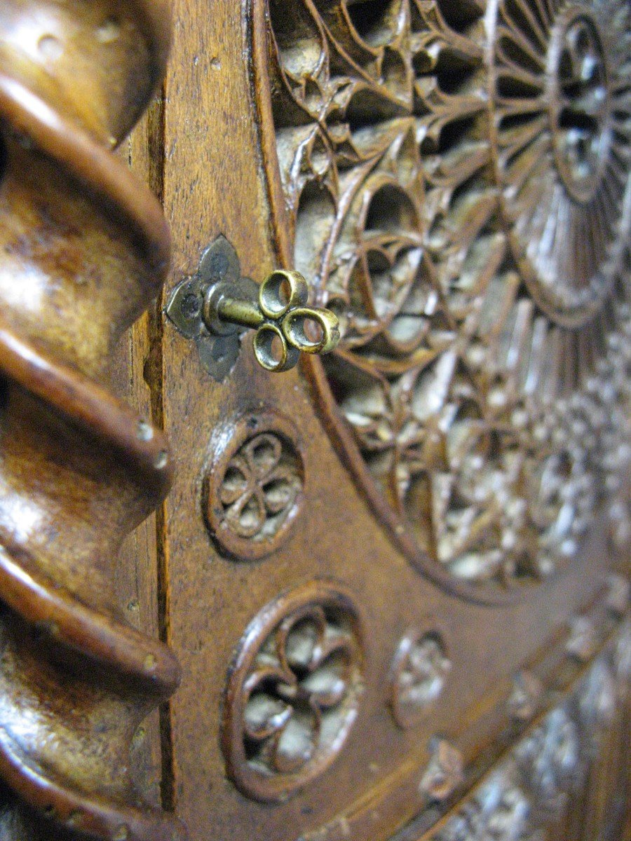 19th Century Wooden Lace Wall Cabinet. Work Of Mastery-photo-1