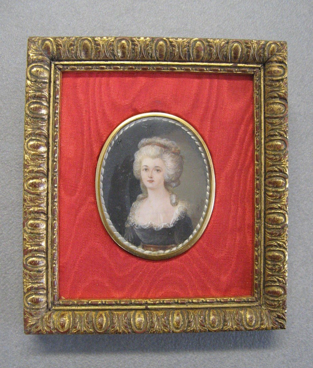 Miniature Peinte Portrait Jeune Femme élégante , Signée L Roy.