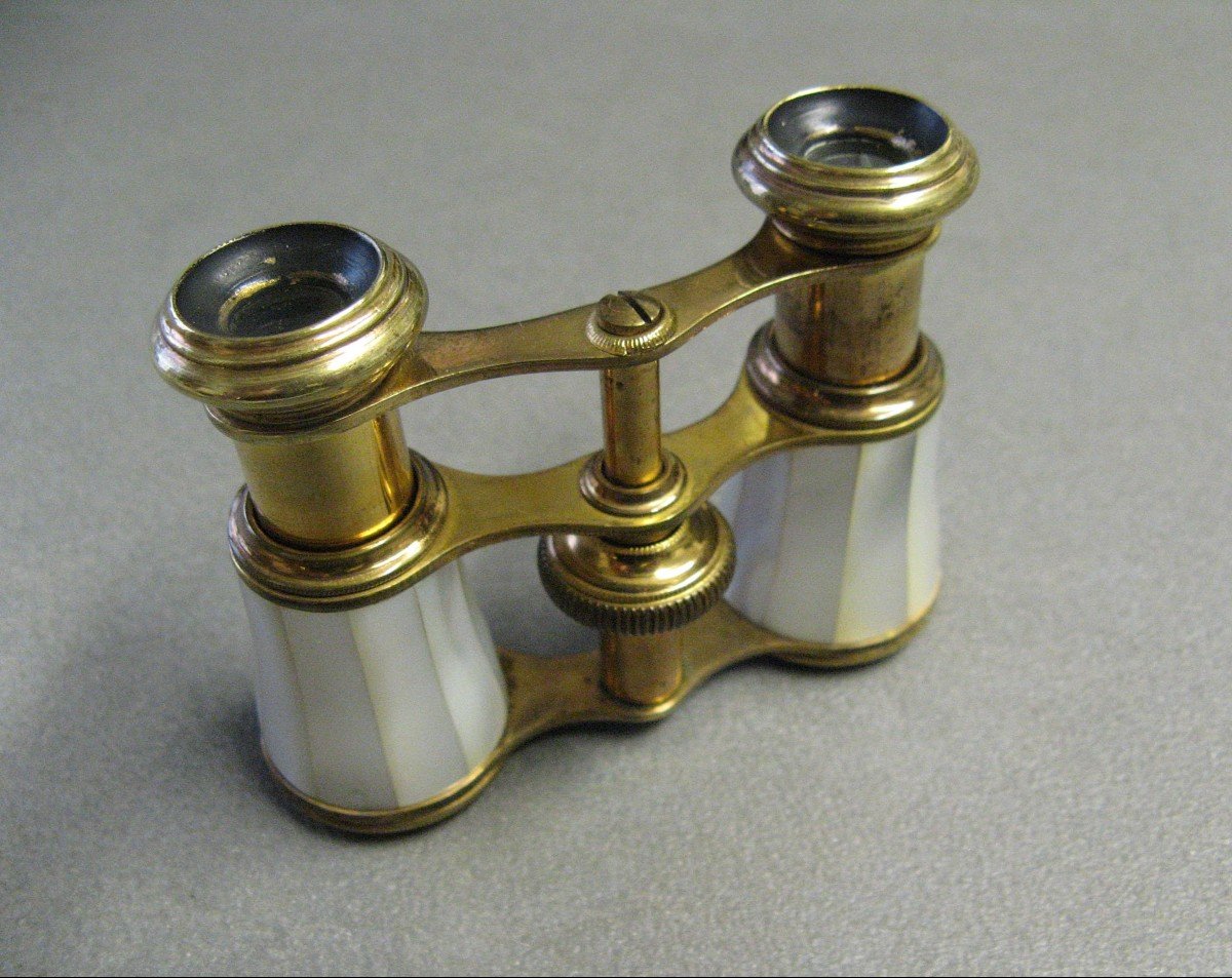 Pair Of Mother-of-pearl And Gilded Brass Theater Binoculars, 19th Century.