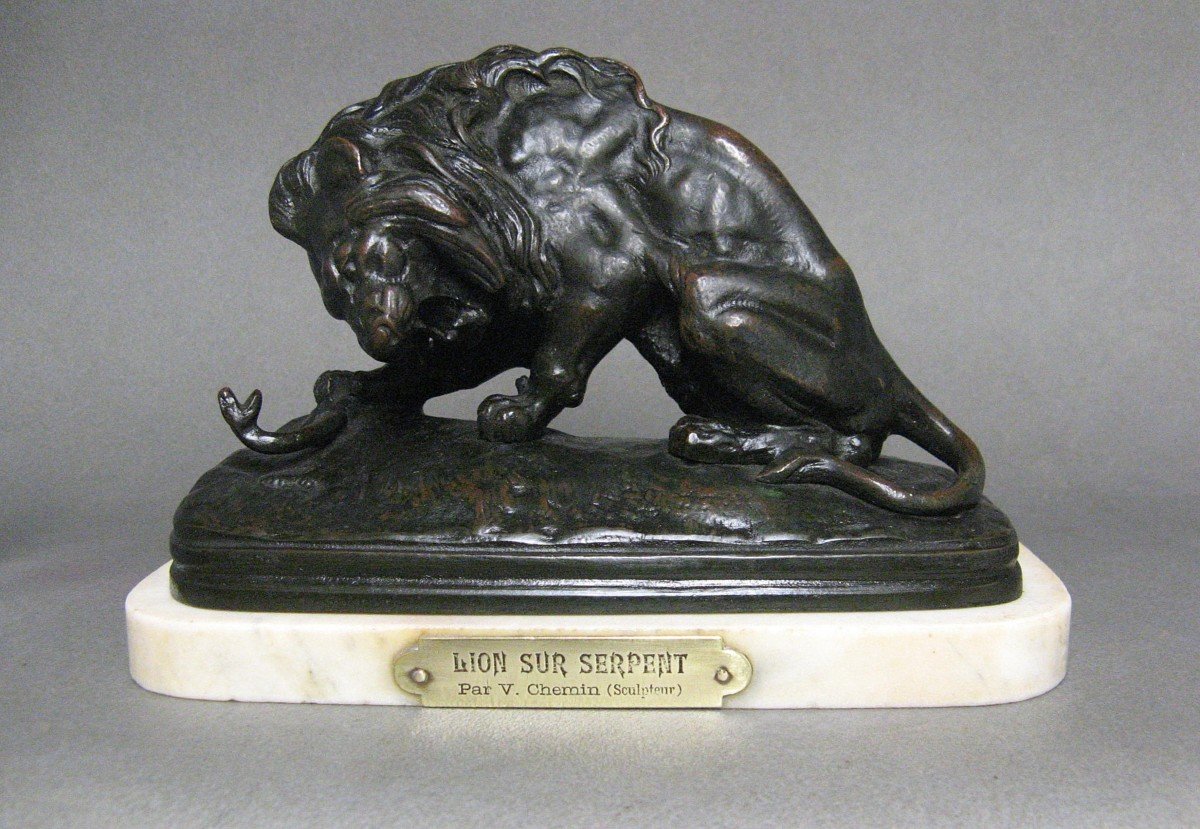 Sculpture En Bronze Lion Au Serpent Par Victor Chemin.