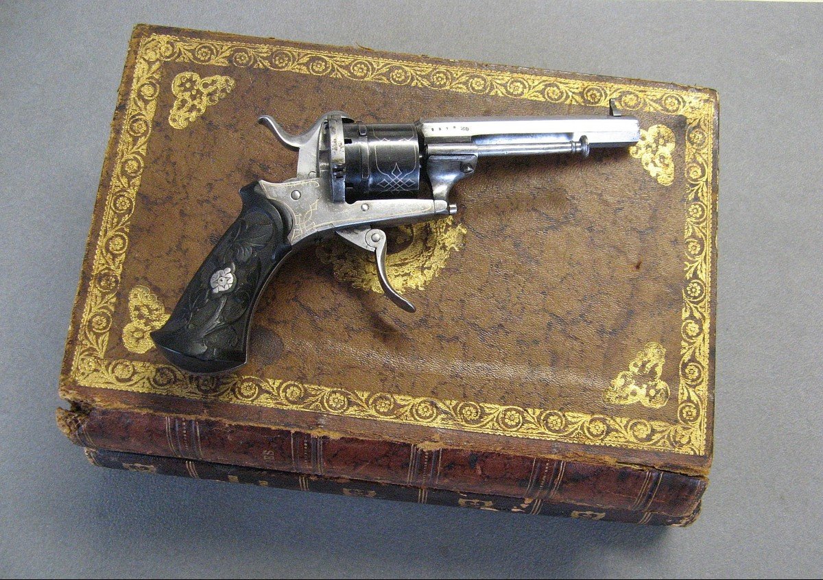 Secret Book With Lefaucheux Type Pinfire Revolver, 19th Century.