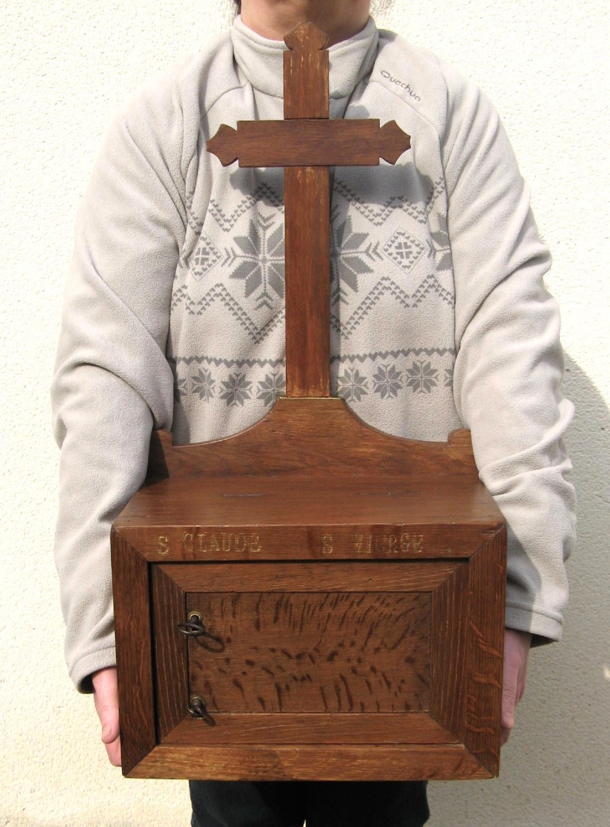 18th Century Carved Wooden Church Trunk. -photo-2