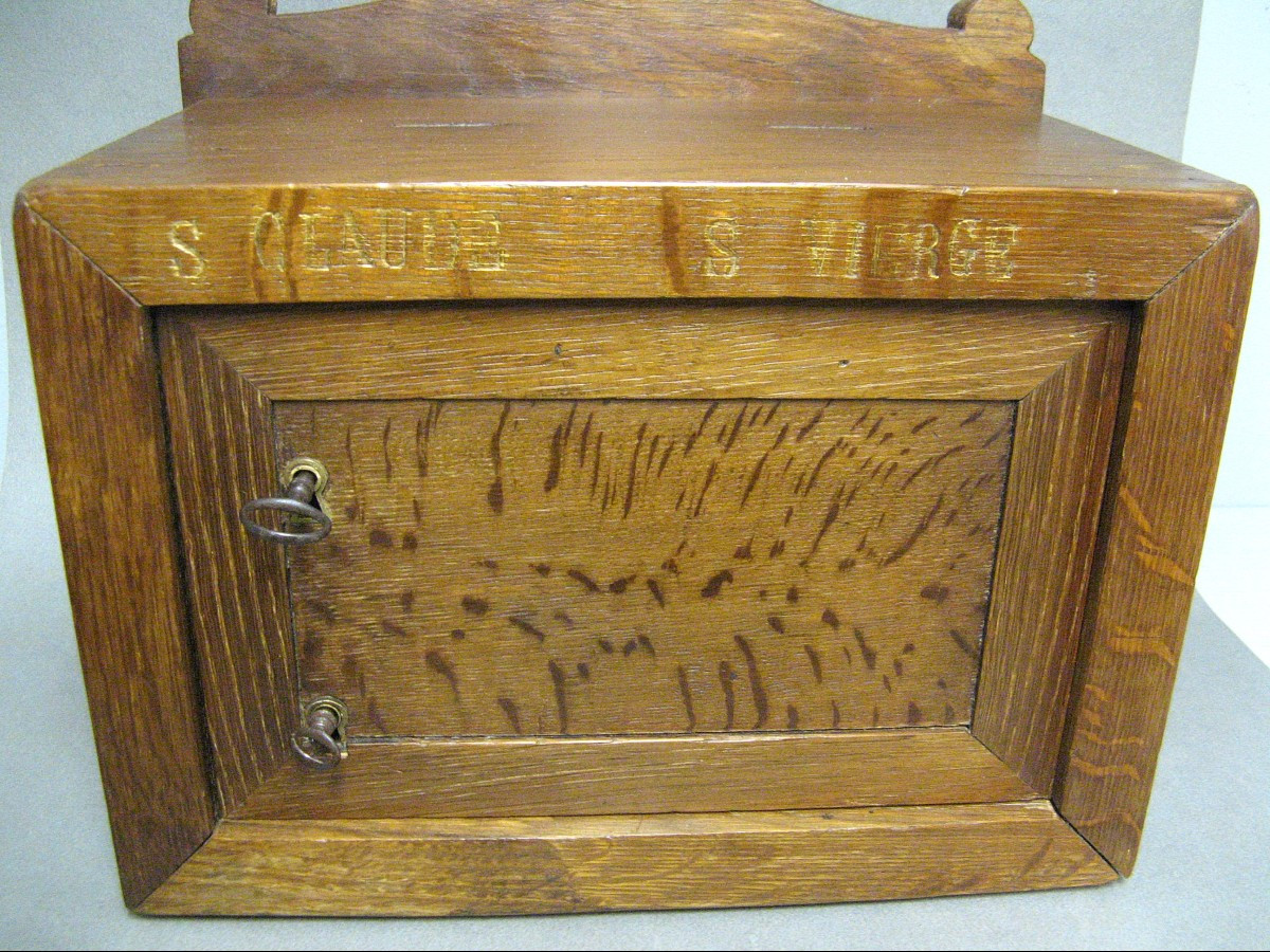 18th Century Carved Wooden Church Trunk. -photo-4