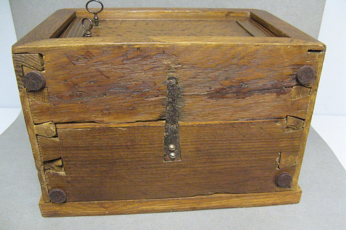 18th Century Carved Wooden Church Trunk. -photo-3