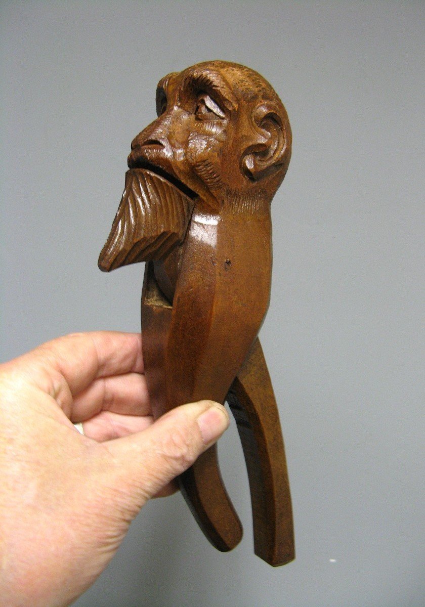 Casse-Noix Noisette En Bois Sculpté XIXe. Caricature Tête Se Singe Barbu.