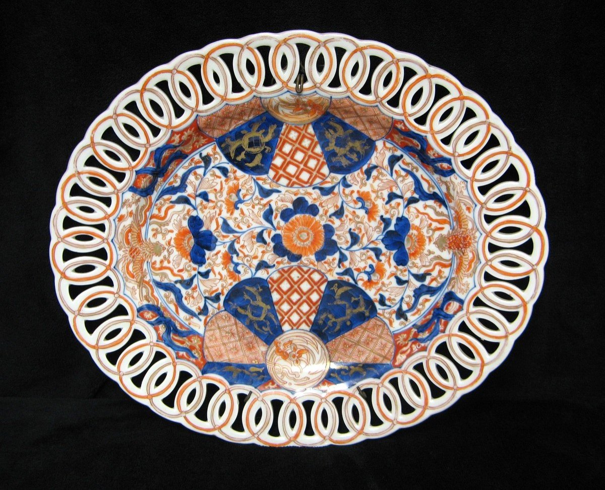 Grand Plat Ovale En Porcelaine Imari Au Pourtour Ajourée. Vers 1900.