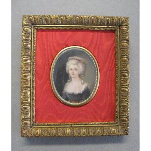 Miniature Peinte Portrait Jeune Femme élégante , Signée L Roy.