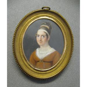 Miniature Of An Elegant Woman From The 19th Century In Medallion.