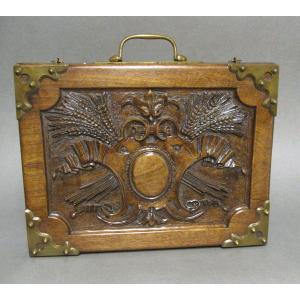 Coffret En Bois Sculpté 1900.