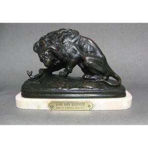 Sculpture En Bronze Lion Au Serpent Par Victor Chemin.