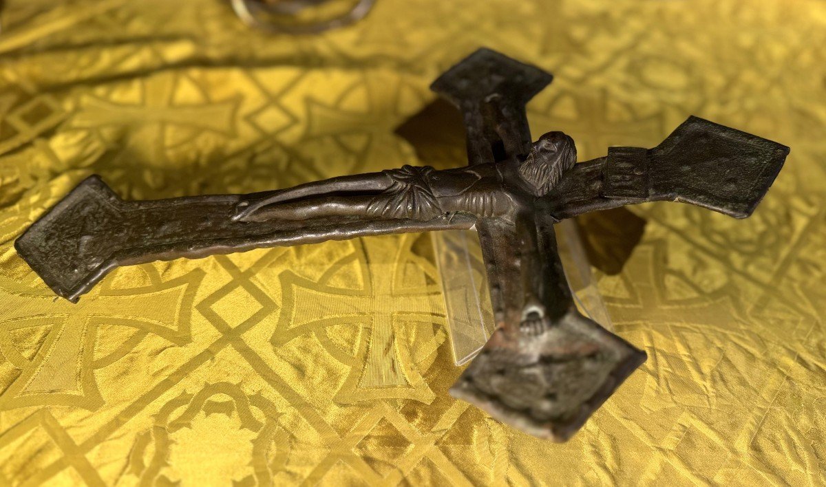 Christ En Bronze Sur Une Croix En Cuivre Repoussé - Circa 1550-photo-3