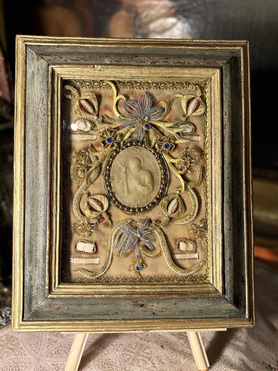 Agnus Dei Reliquary Frame And Four Relics – 19th Century 