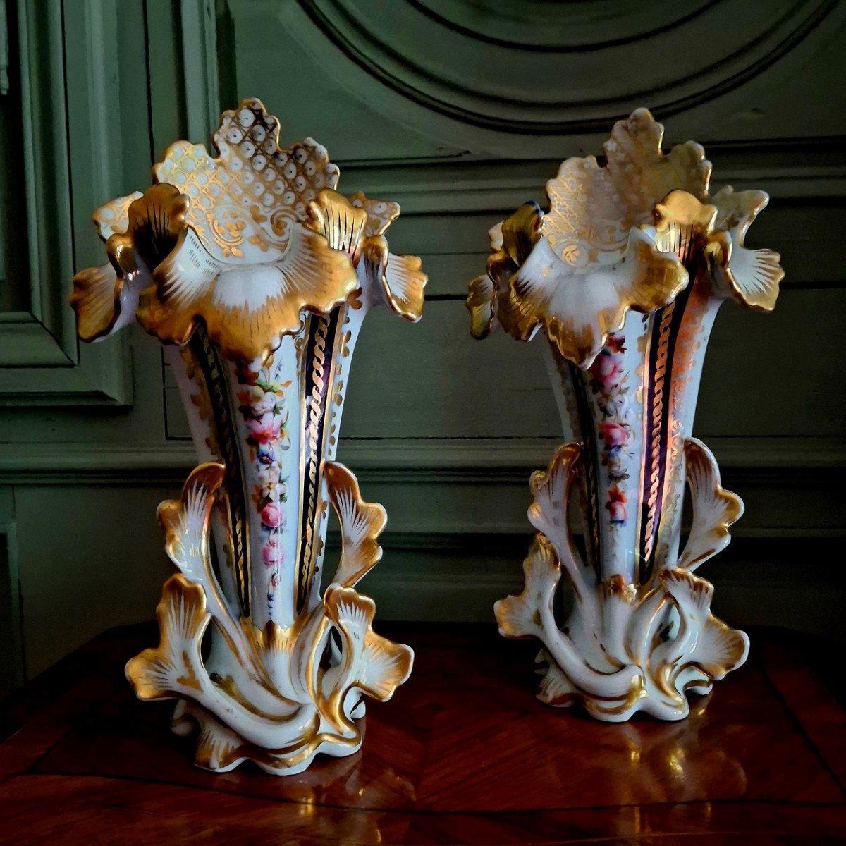 Paire de vases grands de mariés en porcelaine de Paris XIXème.