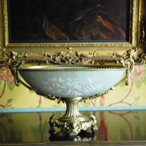 Importante coupe ou jardinière ovale de style Louis XVI en porcelaine et bronze