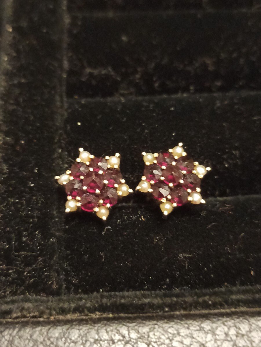 Pair Of Ear Studs Decorated With Garnets And Pearls On Gold-photo-2