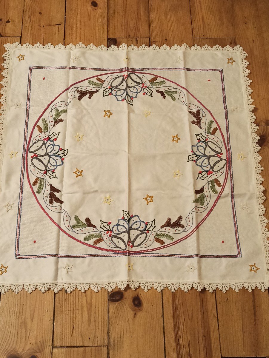 Petite Nappe Carrée Ornée D Un Très Fin Travail De Broderie